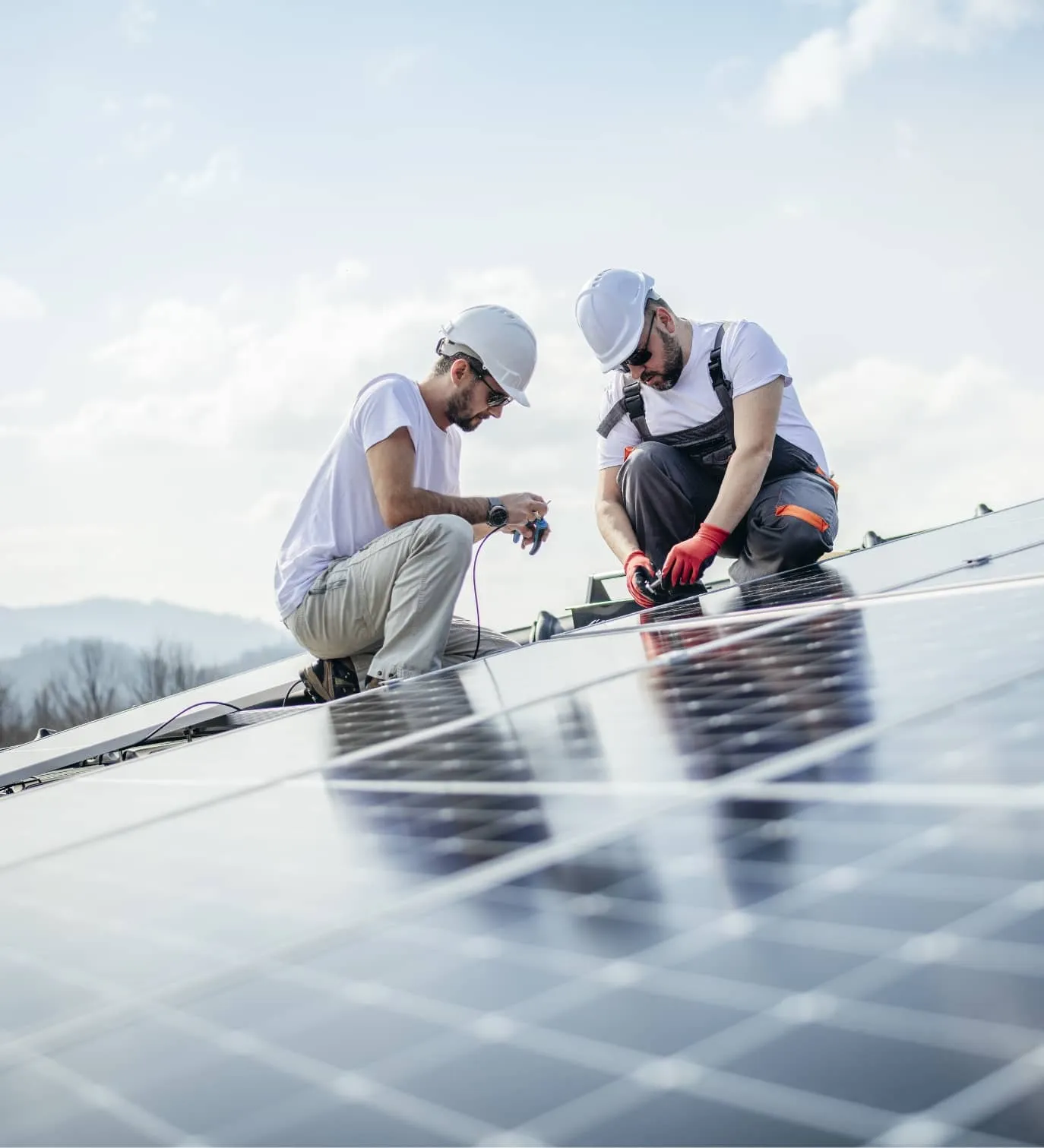 Männer auf dem Dach installieren eine Photovoltaik Anlage